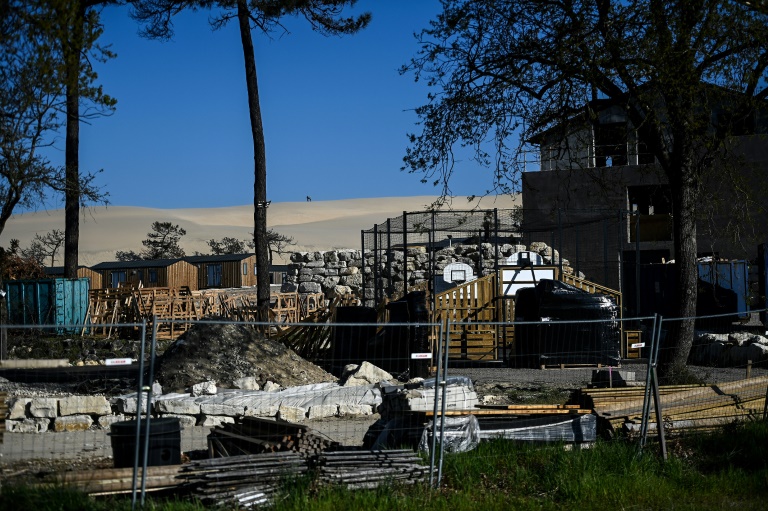 Le chantier de reconstruction et d'extension d'un camping dévasté par les incendies de l'été 2022, bloqué à la suite d'une décision administrative, le 10 avril 2025 à la Teste-de-Buch, en Gironde