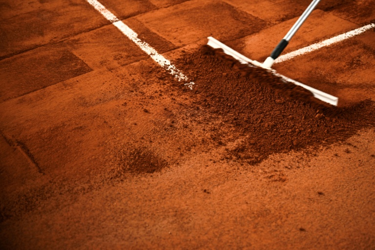 Un membre du personnel prépare la surface du court Philippe-Chatrier, avant les Internationaux de France 2025 à Roland Garros, à Paris, le 21 mai 2025.