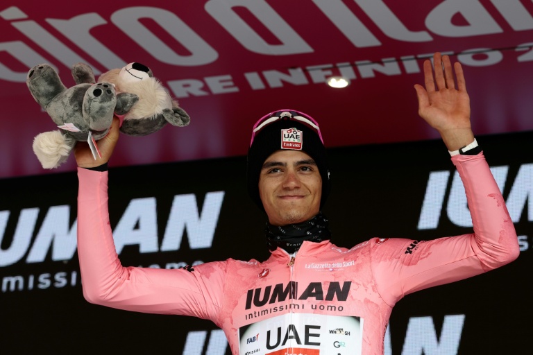 Le Mexicain Isaac Del Toro avec le maillot rose de leader du Tour d'Italie après la 11e étape le 21 mai 2025 à Castelnovo ne' Monti