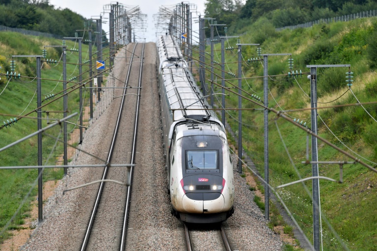L'âge moyen du réseau ferroviaire français atteint près de 29 ans là où, en Allemagne, il est de 17 ans, et en Suisse, référence mondiale en la matière, 15 ans