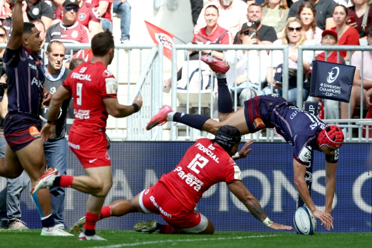 Le joueur de Bordeaux-Bègles Louis Bielle-Biarrey (à droite) marque un essai lors de la demi-finale de Champions Cup contre le Stade toulousain au stade Bordeaux-Atlantique le 4 mai 2025.