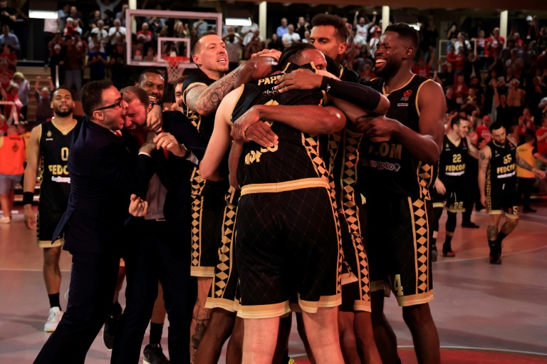Les joueurs et l'encadrement monégasques affichent leur bonheur à l'issue de leur qualification pour le Final Four de l'Euroligue, le 6 mai 2025 à Monaco