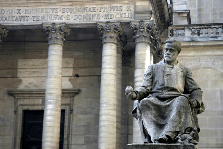 La statue du scientifique français Louis Pasteur siège dans la cour de l'université de la Sorbonne, le 10 octobre 2006 à Paris