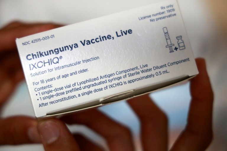 Une boîte de vaccin IXCHIQ contre le chikungunya dans une pharmacie au début de la campagne de vaccination à L'Etang Sale, le 7 avril 2025 sur l'île de La Réunion
