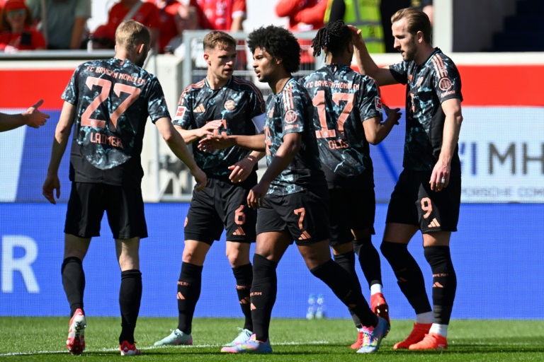 Des joueurs du Bayern se congratulent après un but de Harry Kane (D) à Heidenheim, en Bundesliga, le 19 avril 2025