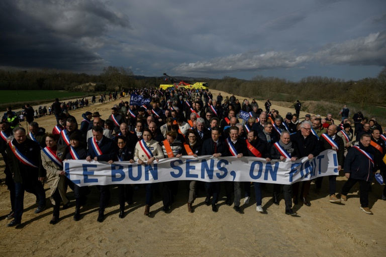 Manifestation contre la suspension du chantier de l'autoroute A69, près de Castres le 8 mars 2025