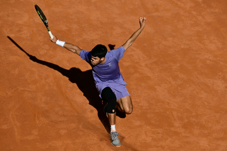 L'Espagnol Carlos Alcaraz relance un service de l'Italien Lorenzo Musetti en demi-finales du Masters 1000 de Rome le 16 mai 2025