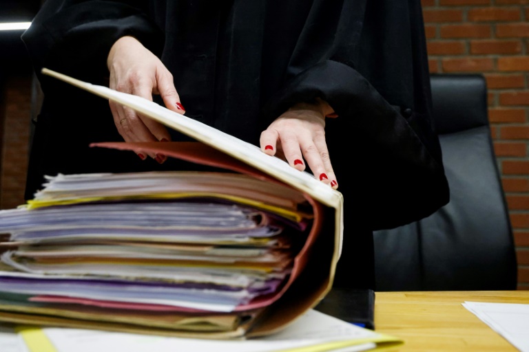 Une juge ouvre un dossier dans une salle d'audience du palais de justice de Bobigny, le 15 janvier 2024 en Seine-Saint-Denis