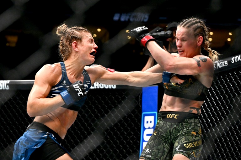 Manon Fiorot (g.) lors de son combat contre Valentina Shevchenko pour le titre féminin des poids mouches de l'UFC, à Montréal, le 10 mai 2025
