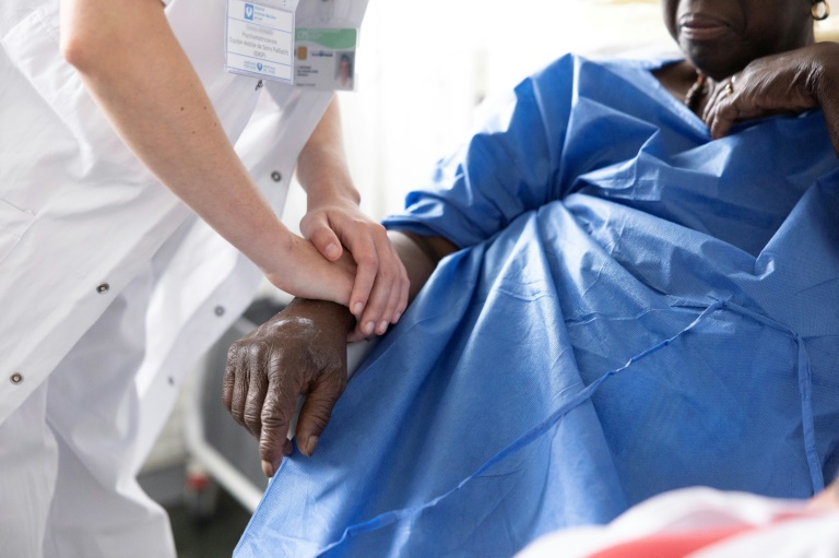 Une psychomotricienne du service mobile de soins palliatifs au chevet d'une patiente de l'hôpital Antoine-Béclère de l'AP-HP, à Clamart le 27 mai 2025