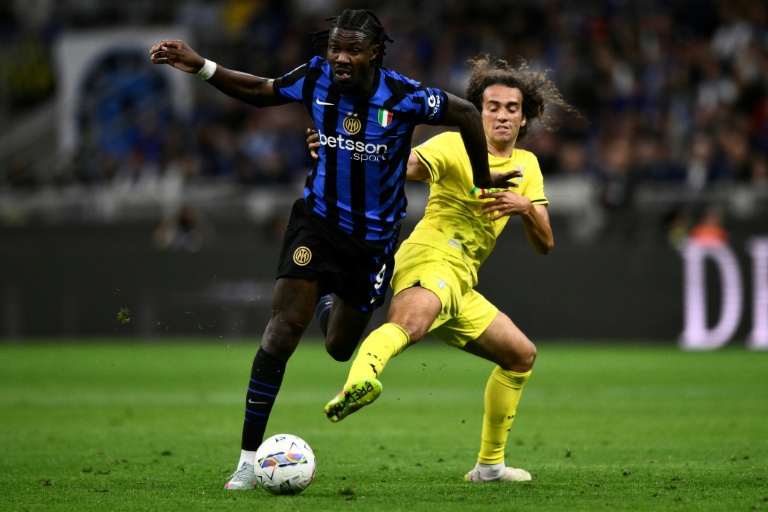 L'attaquant français de l'Inter Milan Marcus Thuram (g.) se bat pour le ballon avec le milieu de terrain français de la Lazio Rome Matteo Guendouzi lors d'un match de Serie A, au stade San Siro à Milan, le 18 mai 2025