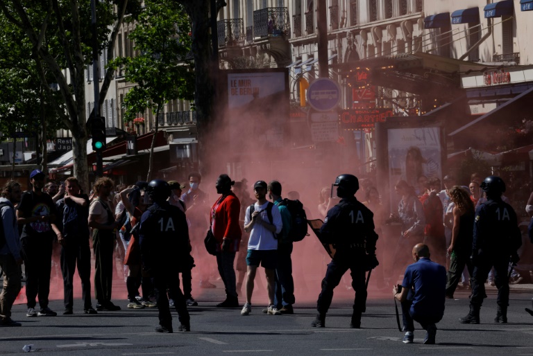 Des manifestants d'ultra-gauche s'opposent à des manifestants d'ultradroite, le 10 mai 2025 à Paris
