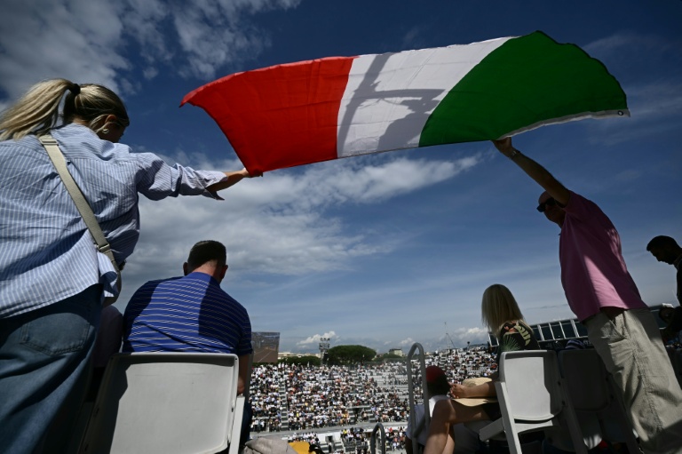 Des spectateurs avec le drapeau italien durant le match entre l'Italienne Jasmine Paolini et l'Américaine Peyton Stearns le 15 mai 2025