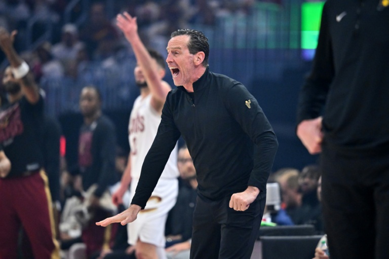L'entraîneur des Cleveland Cavaliers, Kenny Atkinson, pendant le deuxième match des demi-finales de la Conférence Est de la NBA contre les Indiana Pacers, à Cleveland, le 06 mai 2025