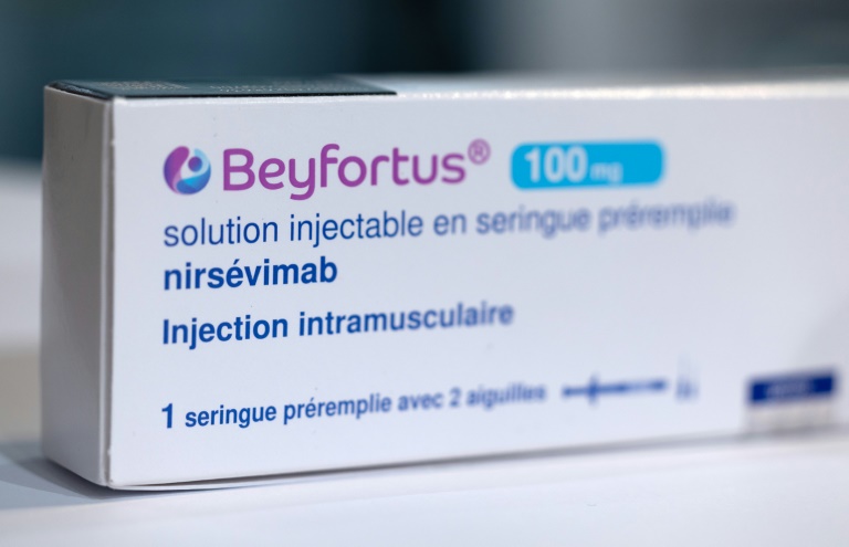 Une boîte de Beyfortus, traitement contre le virus à l'origine de la bronchiolite chez les nourrissons, le 27 septembre 2024 à Quimper