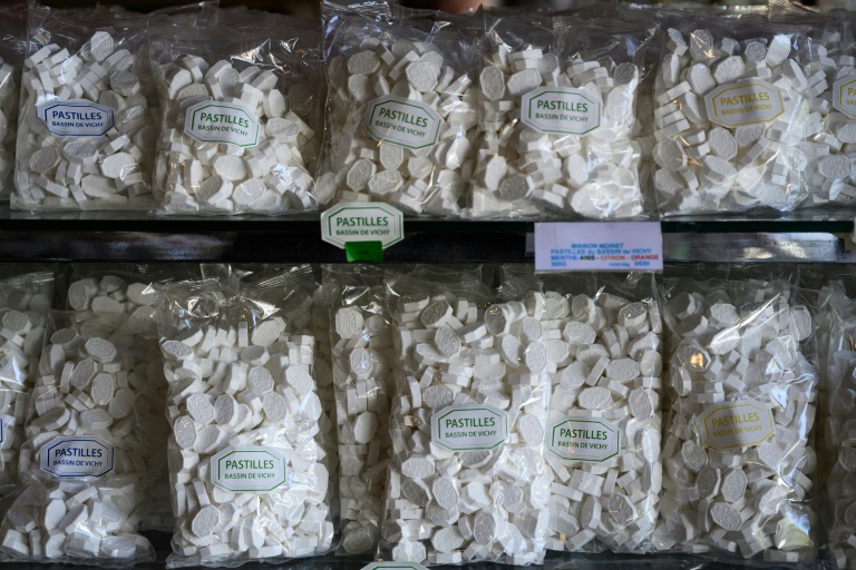 Des sacs de pastillesà la menthe Vichy produits par la confiserie Maison Moinet dans une boutique à Vichy, le 13 mai 2025 dans l'Allier