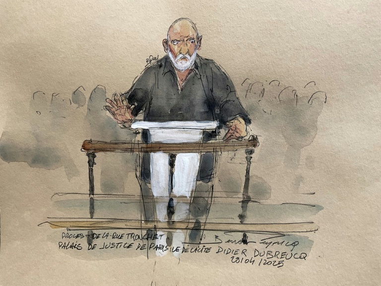 Ce croquis judiciaire réalisé le 28 avril 2025 et publié le 5 mai 2025 montre le co-accusé Didier Dubreucq à Paris devant la cour d'assises de Paris