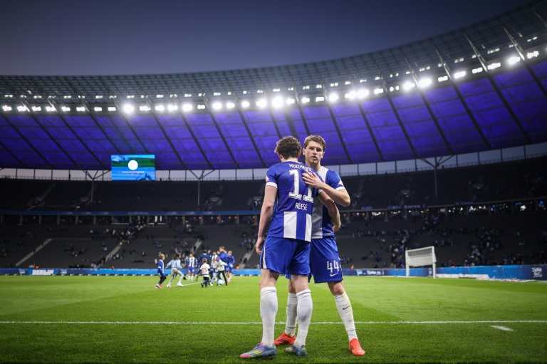 Les joueurs du club allemand de deuxième division Hertha Berlin Fabian Reese (à gauche) et Linus Gechter (à droite) lors du match contre le FC Magdebourg au Olympiastadion à Berlin le 25 avril 2025.