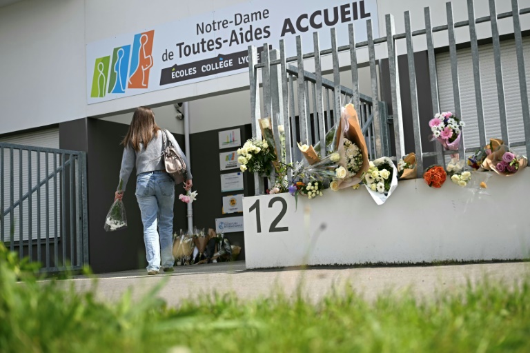 Des bouquets de fleurs déposés devant le lycée Notre-Dame de Toutes-Aides après une attaque au couteau, le 24 avril 2025 à Nantes, en Loire-Atlantique