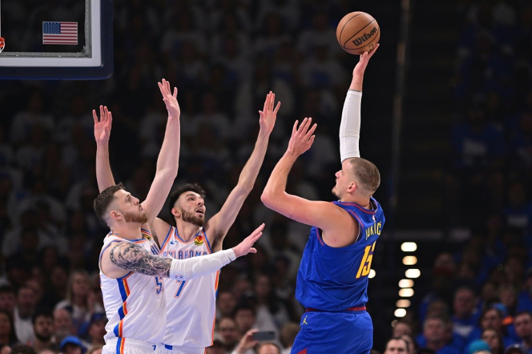 Nikola Jokic (D) tente un panier face à Chet Holmgren (C) et Isaiah Hartenstein (G) lors de la victoire du Thunder contre les Nuggets, le 13 mai 2025 à Oklahoma City