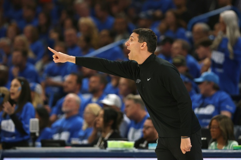 L'entraîneur du Thunder d'Oklahoma City, Mark Daigneault, lors du deuxième match de la finale de la Conférence Ouest des play-off de la NBA 2025, contre les Timberwolves du Minnesota, au Paycom Center, le 22 mai 2025