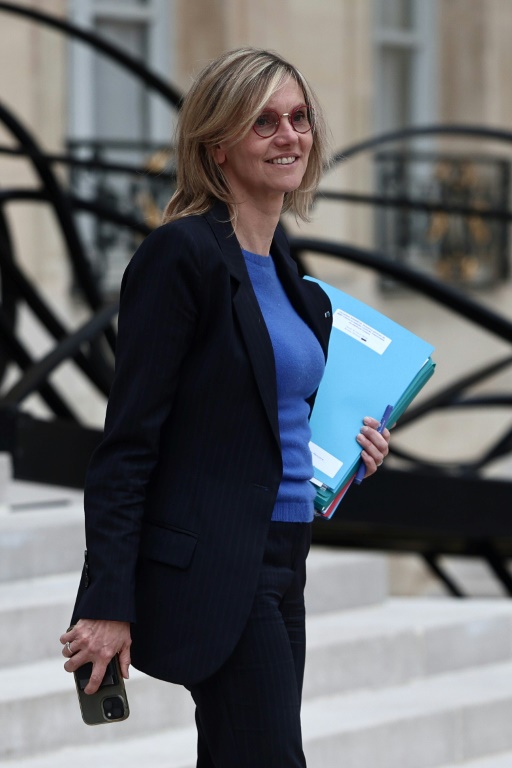 La ministre française de la Transition écologique, Agnès Pannier-Runacher, quitte le palais présidentiel de l'Elysée, à Paris, le 15 mai 2025
