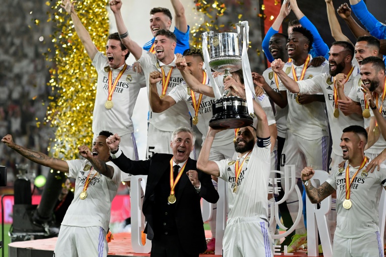 L'entraîneur italien du Real Madrid Carlo Ancelotti (au centre) célèbre avec ses joueurs la finale de la Coupe du Roi à Séville le 6 mai 2023