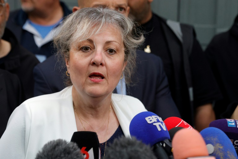 Emmanuelle Cordier, présidente de la Fédération nationale du taxi, s'exprime devant les journalistes le 24 mai 2025 à Paris