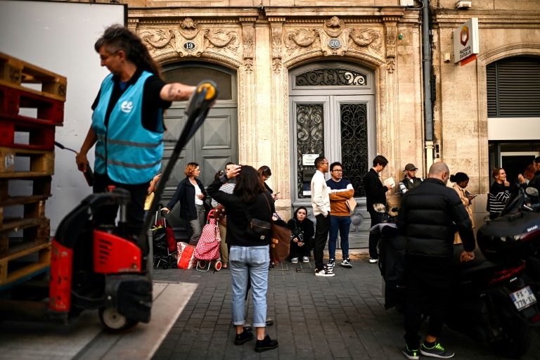 Des étudiants font la queue lors d'une distribution de nourriture organisée par l'association Linkee dans le centre de Bordeaux, le 24 septembre 2024