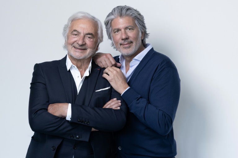Le coiffeur français Franck Provost (à gauche) et son fils Fabien Provost (à droite) lors d'une séance photo à Neuilly-sur-Seine, à Paris, le 6 mai 2025