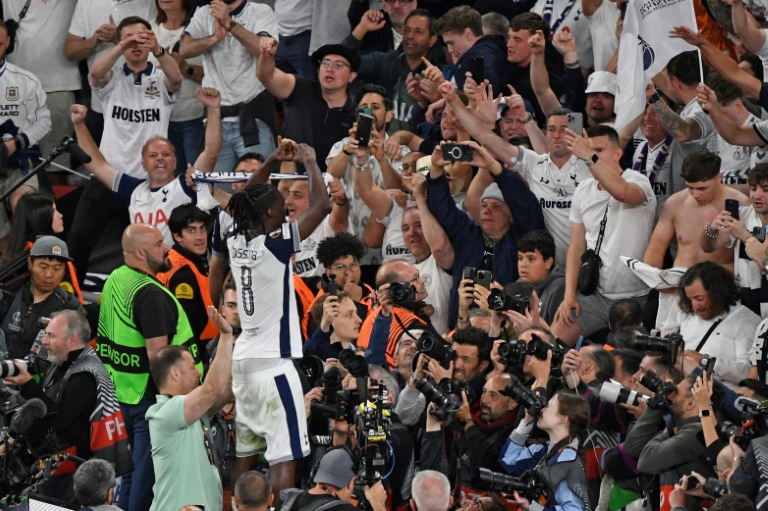 Le joueur de Tottenham Yves Bissouma célèbre au milieu des supporters la victoire en finale de la Ligue Europa face à Manchester United (1-0), le 21 mai 2025 à Bilbao