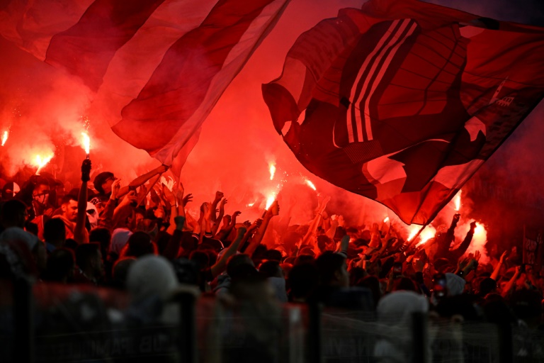 Les supporters du FC Metz allument des fumigènes lors du match de barrage aller d'accession à la Ligue 1 contre le Stade de Reims au stade Saint-Symphorien à Metz le 21 mai 2025.