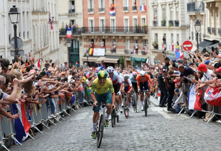 Les coureurs arpentent les rues de Montmartre lors de l'épreuve olympique le 3 août 2024 à Paris