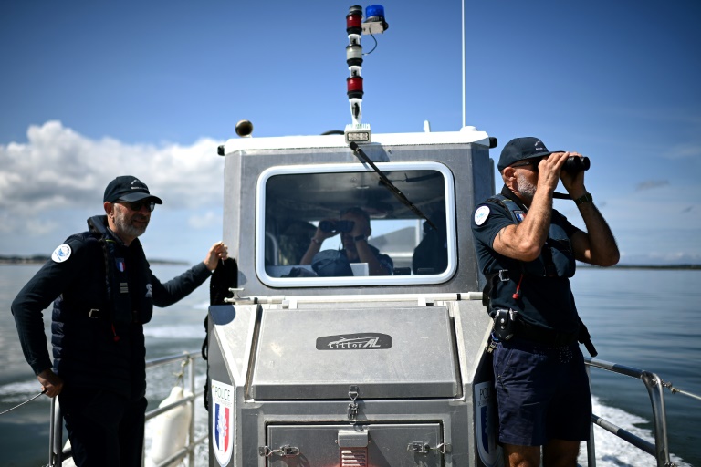Des agents de la police de l'environnement de l'OFB en patrouille pour empêcher les plaisanciers de mouiller dans les zones réglementées où l'habitat aquatique des zostères est surveillé et développé pour lutter contre l'érosion et l'envasement du Bassin d'Arcachon, le 13 mai 2025 en Gironde