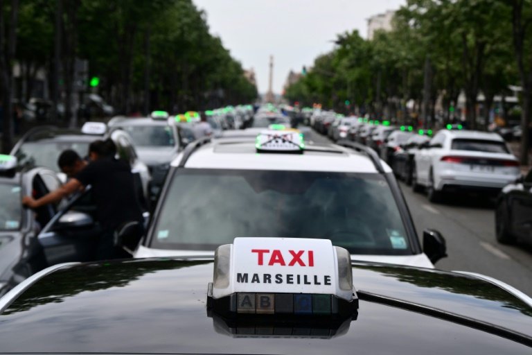 Des chauffeurs de taxis manifestent à Marseille, le 19 mai 2025