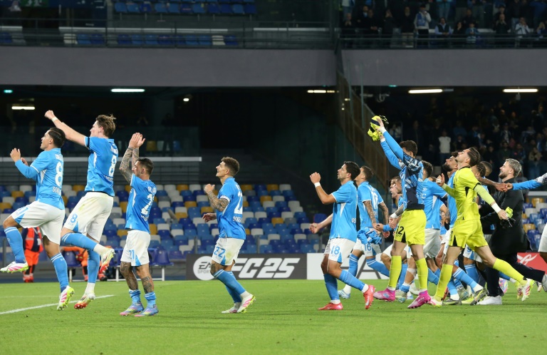 Les joueurs de Naples célèbrent la victoire à domicile face au Torino, en Serie A, le 27 avril 2025