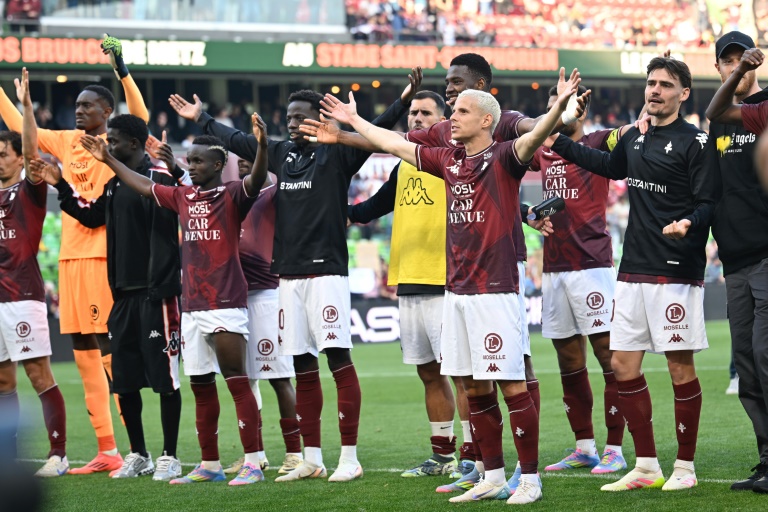 La joie des Messins après leur victoire 1-0 face à Dunkerque en pré-barrage le 17 mai 2025 au stade Saint-Symphorien