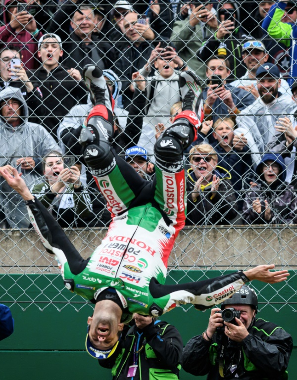 Johann Zarco réalise un salto arrière devant les spectateurs, son geste fétiche après une victoire, alors qu'il vient de remporter le GP de France moto dans la catégorie reine une première pour un Français depuis 1954, le 11 mai 2025 au Mans en France