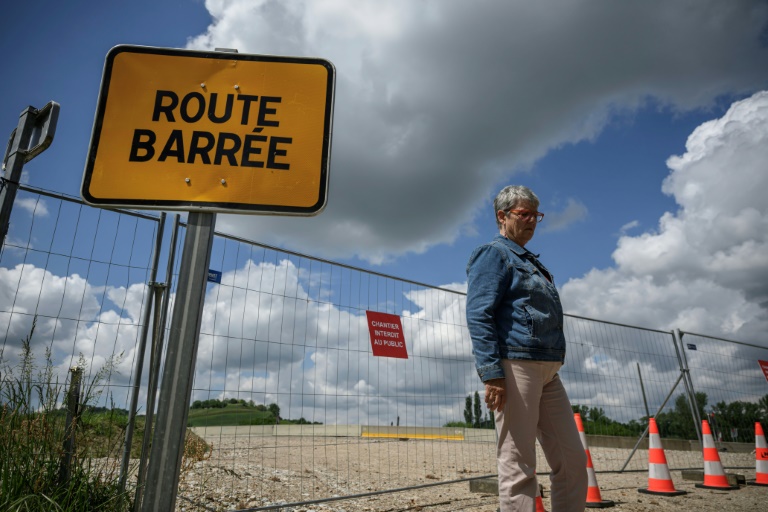 Marie-Claude Amand, habitante de la commune de Saint-Germain-des-Prés, devant la route barrée du chantier de construction de l'A69, le 7 mai 2025 dans le Tarn