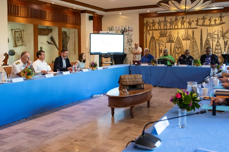 Séance plénière sur l'avenir institutionnel du territoire en présence du ministre des Outre-mer Manuel Valls (g,c) et des délégations indépendantistes et non-indépendantiste sà Nouméa, le 2 mai 2025 en Nouvelle-Calédonie