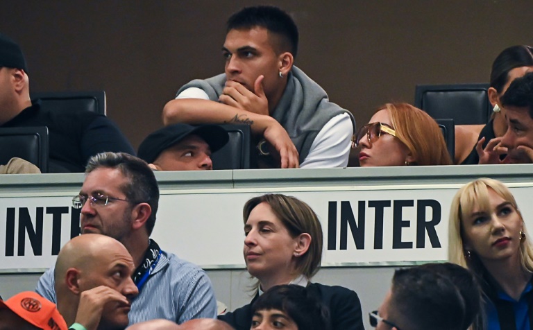 L'attaquant argentin de l'Inter Milan Lautaro Martinez (en haut au centre), blessé, assiste au match de Serie A contre l'Hellas Verona FC, le 3 mai 2025 au stade San Siro