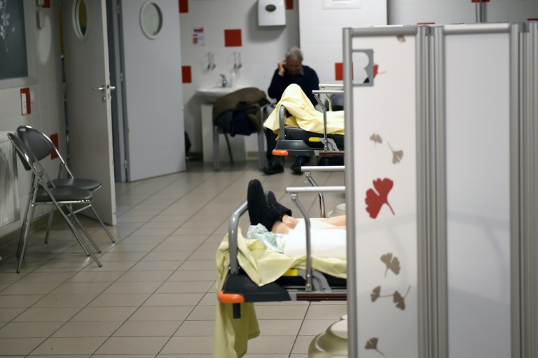 Des patients dans une salle des urgences en janvier 2017