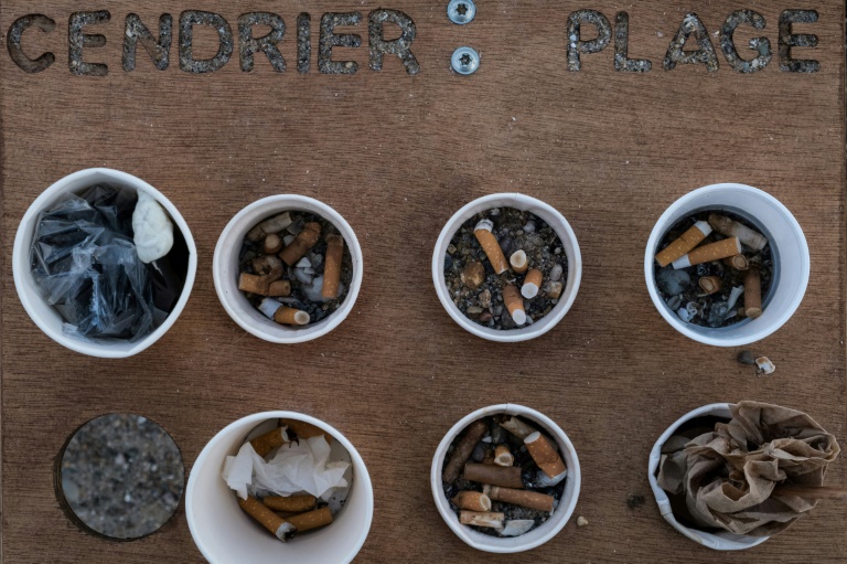 La cigarette sera interdite sur les plages, dans les parcs, et aux abords des écoles à compter du 1er juillet