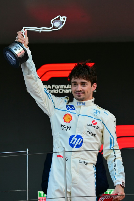 Le pilote monégasque Charles Leclerc (Ferrari) célèbre sa deuxième place lors du Grand Prix de Monaco sur le circuit de Monaco le 25 mai 2025.