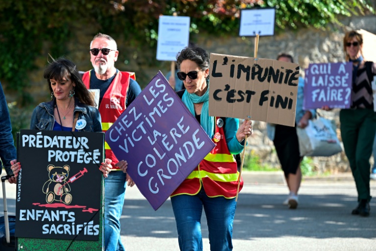 Manifestation à Vannes le 19 mai 2025 pendant le procès Le Scouarnec