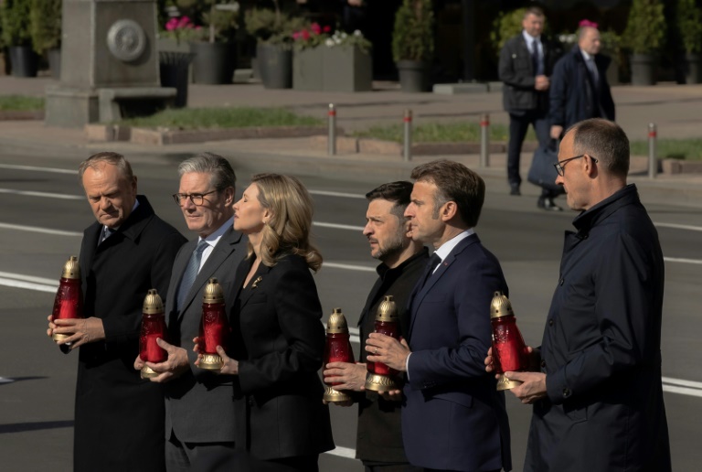 (g-d) Le Premier ministre polonais Donald Tusk, le Premier ministre britannique Keir Starmer, Olena Zelenska, le président ukrainien Volodymyr Zelensky, le président français Emmanuel Macron et le chancelier allemand Friedrich Merz rendent hommage aux victimes de la guerre au Mémorial des morts de la place de l'Indépendance (Maidan) à Kiev, le 10 mai 2025