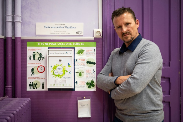 Laurent Boyet, fondateur de l'association Les Papillons, devant une boîte aux lettres pour les élèves en cas d'abus à l'école, le 12 mai 2025 à l'école élémentaire Blanche à Paris