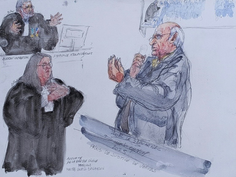 Croquis d'audience représentant l'ex-chirurgien pédocriminel Joël Le Scouarnec (à droite) devant l'avocate des parties civiles Myriam Guedj Benayoun (gauche) et l'avocat général Stéphane Kellenberger (en haut à gauche), lors du procès de l'ancien médecin, le 23 mai 2025 à Vannes