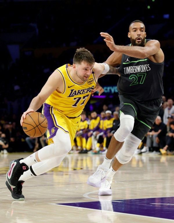 Rudy Gobert (d) défend sur Luka Doncic lors du match NBA entre les Minnesota Timberwolves et les Lakers, le 30 avril 2025 à Los Angeles