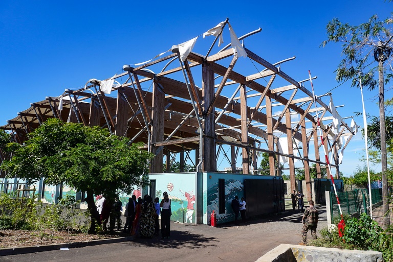 Les travaux de sécurisation d'un centre sportif endommagé par le cyclone Chido, à Mamoudzou, à Mayotte, le 8 avril 2025